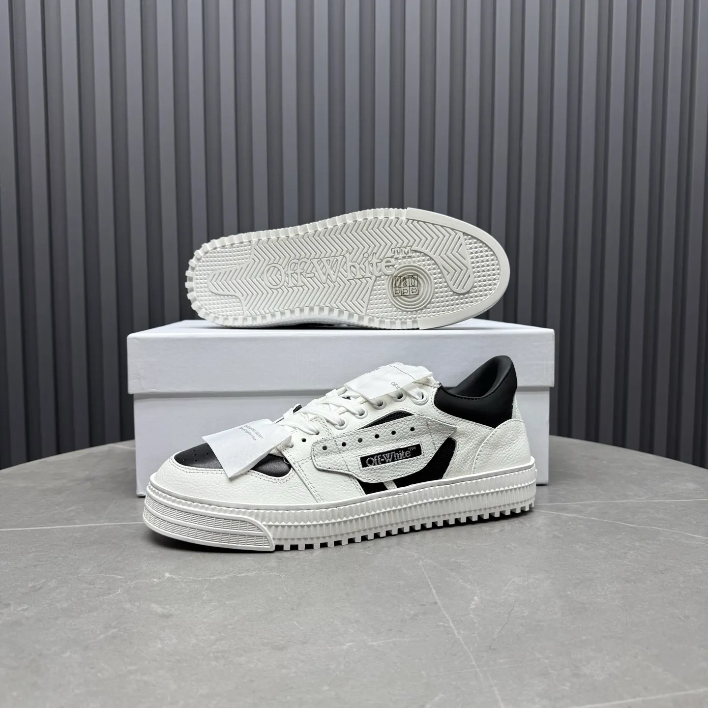 Men's shoes💰680 OFF WHITE ⚡️Couple style⚡️The latest spring style street casual shoes, released with the highest quality version on the market👊Series original mold opening, original lasting, production technology 1:1 original version➰🔜The best choice for more and more celebrities and Internet celebrities🔸In the classics Changes in the code🔸Innovate in the trend🔸Strive to break away from the shackles of bad street design🔝Although he is not the originator of fashion design, he is definitely a shining dark horse in avant-garde design🐴🆙Do not follow the trend🔅Not universal beauty🔅 Fabric💯First-layer cowhide Lining💯Imported skin-friendly and environmentally friendly polyester mesh Foot pads💯Original molded high-elastic environmentally friendly molding pads Midsole💯Made with original last-last technology Outsole💯Rubber outsole Packaging💯Official website synchronizes full set of packaging (brand wrapping paper, brand certificate, brand cloth bag) Code numbers 35-44, 45 46 Customized